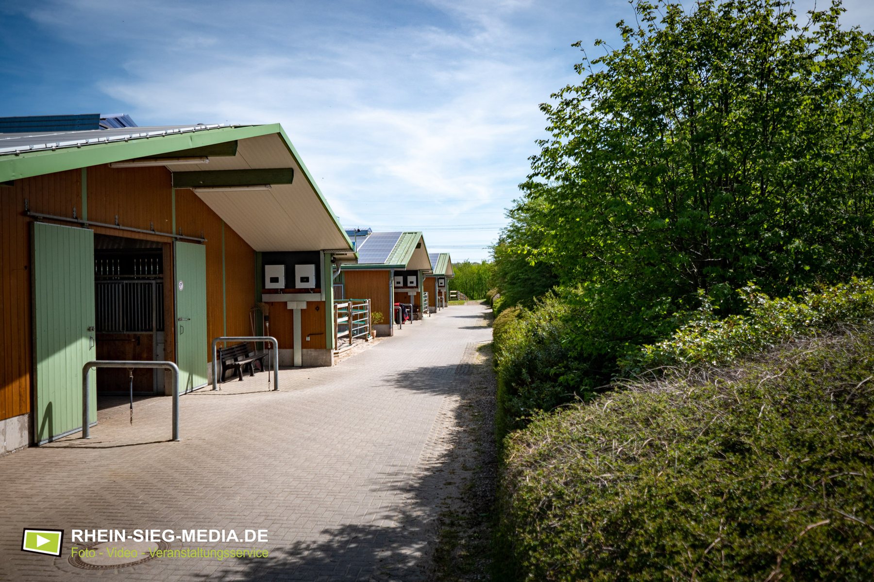 Architekturfotografie Reitstall und Pferdehof Außenansicht