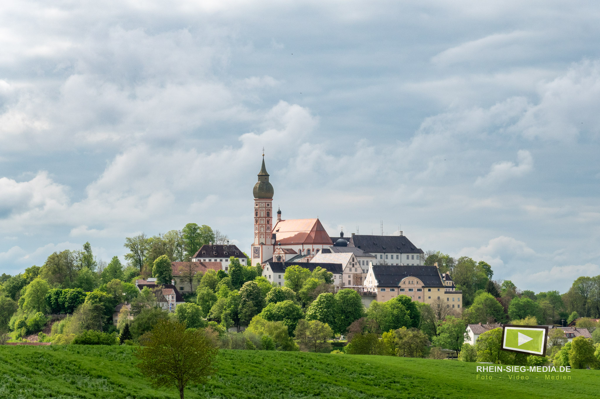 Klosterkirche in bayerischer Landschaft