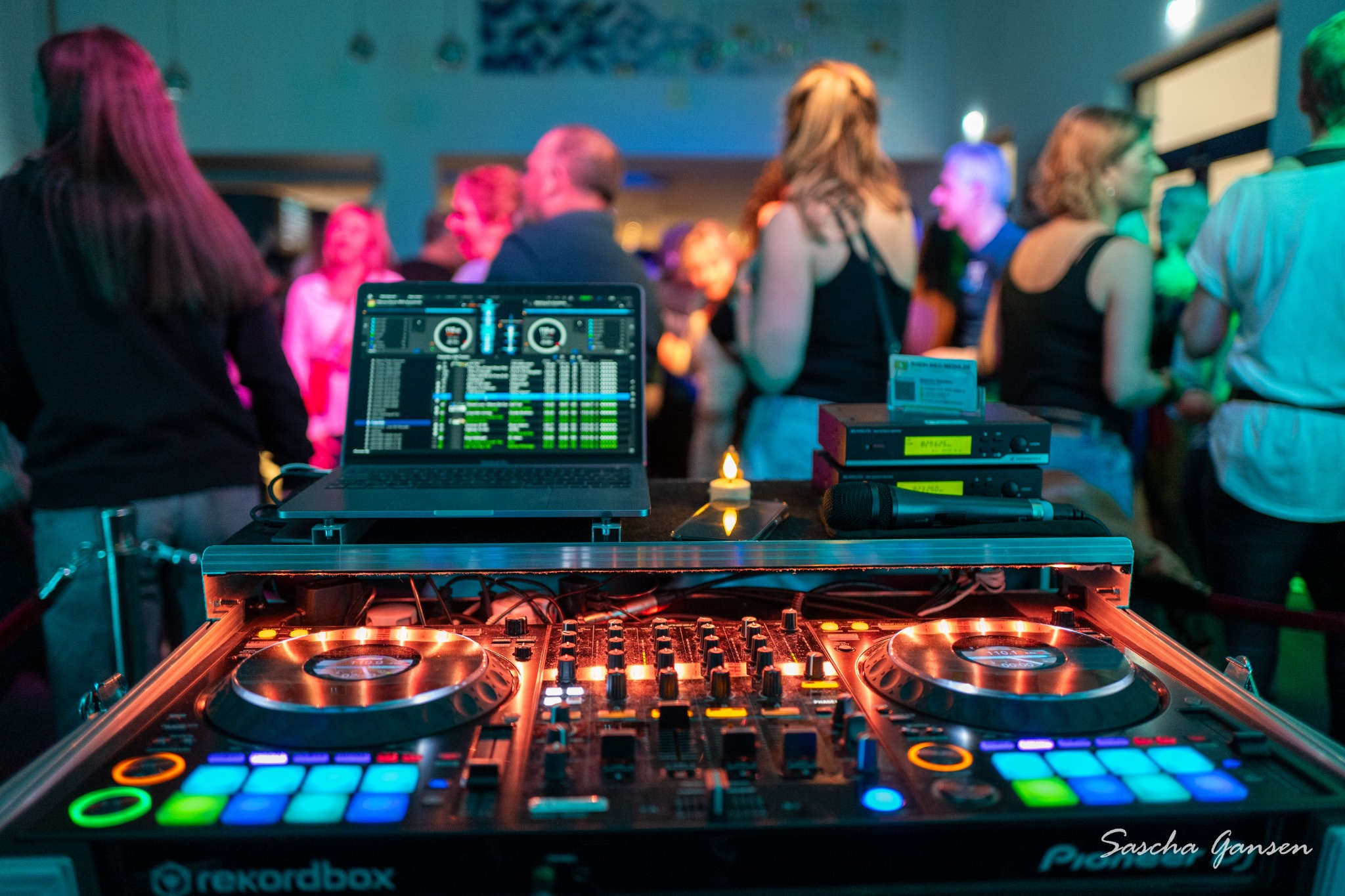 DJ-Pult und Veranstaltung mit Rhein-Sieg-Media