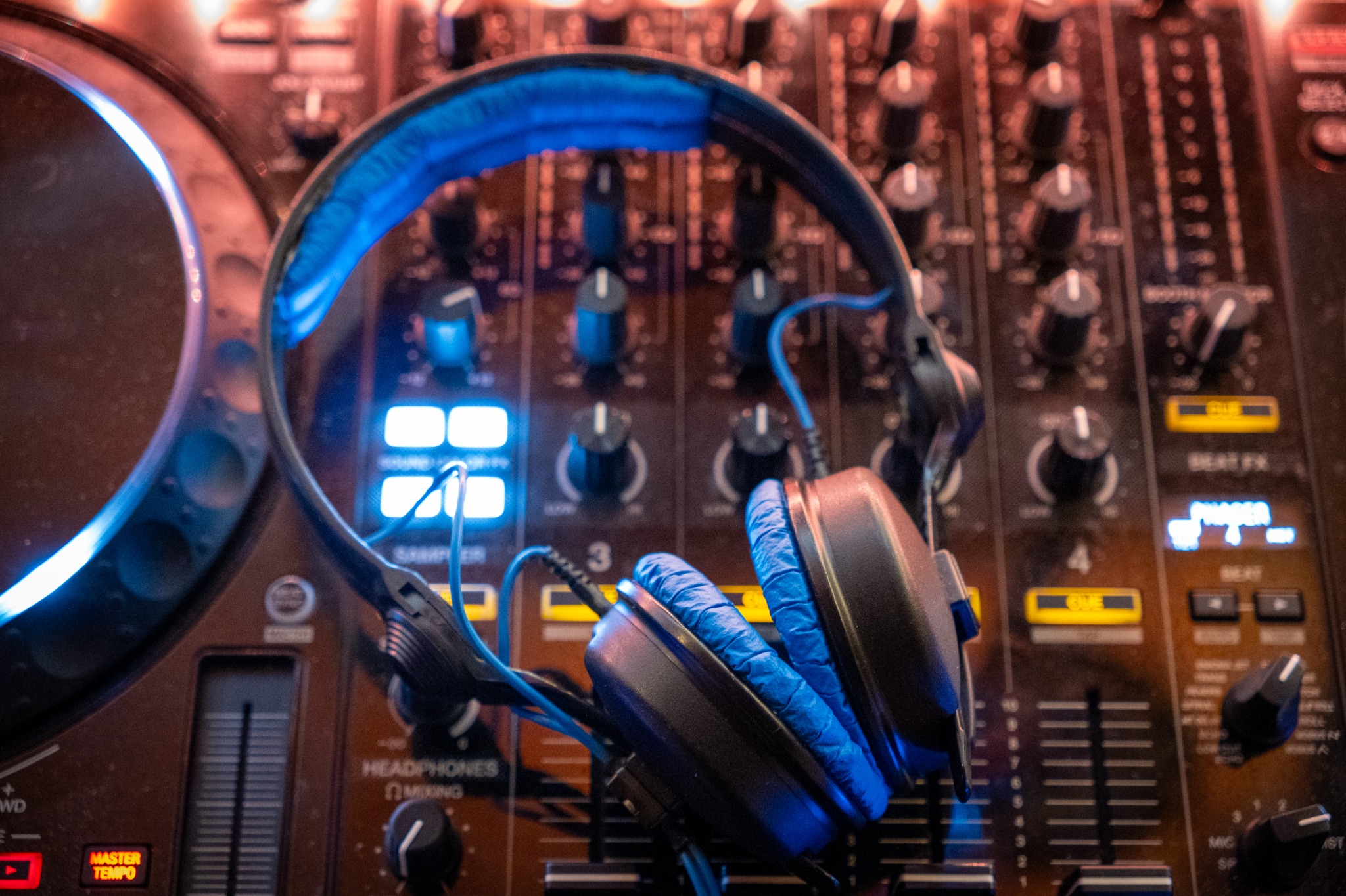DJ-Equipment und Kopfhörer für Veranstaltungen